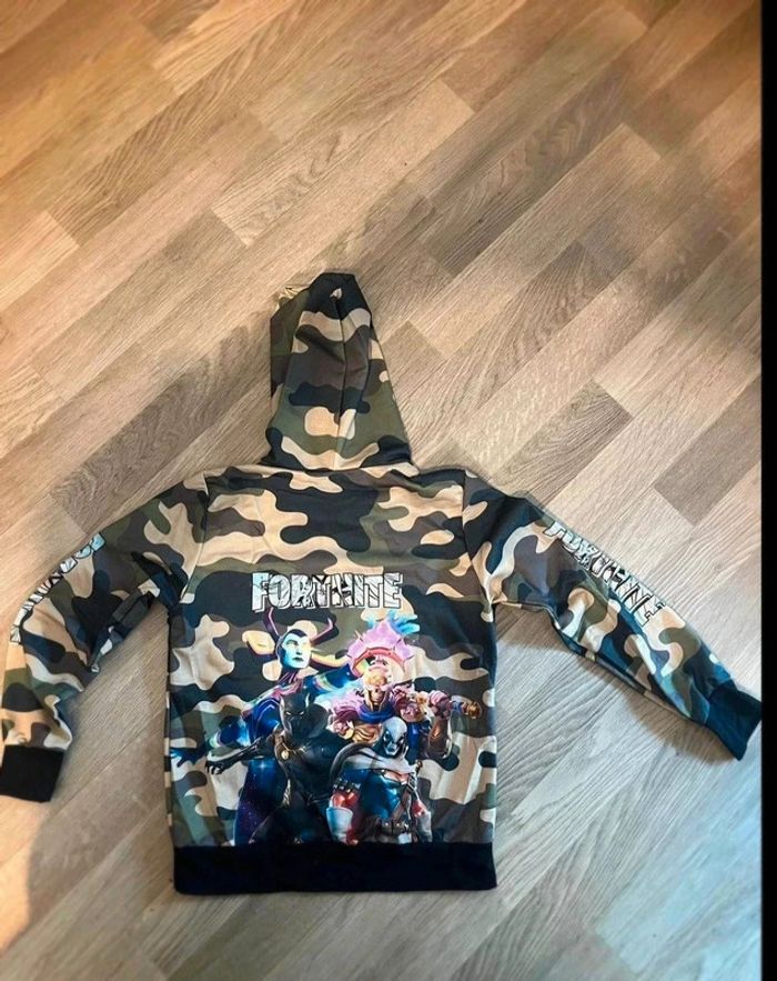 Très jolie sweet pull fin à capuche fortnite taille 8 ans - photo numéro 3