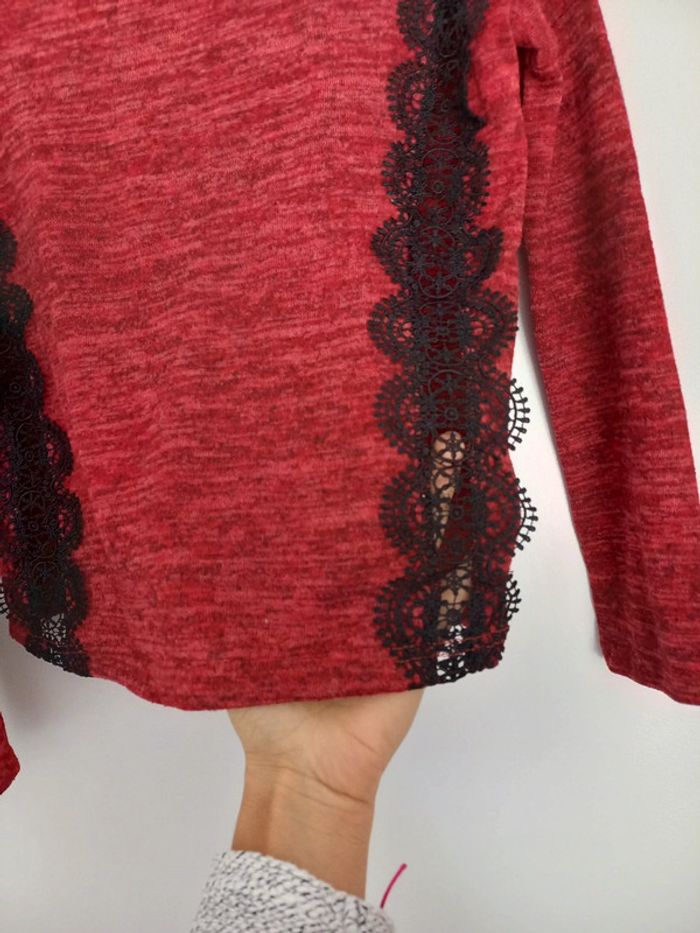 Pull rouge avec dentelles - photo numéro 2
