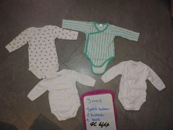 lot de 4 bodys taille 3 mois