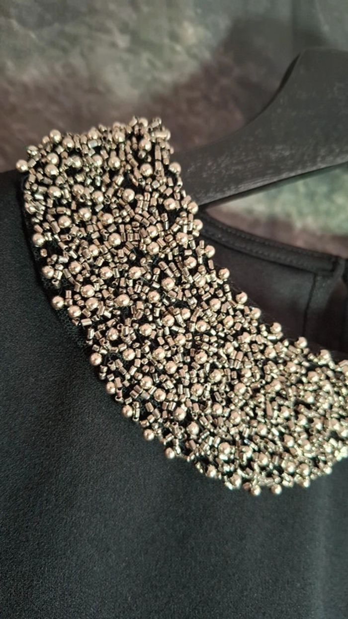Robe noire chic col perles - photo numéro 3