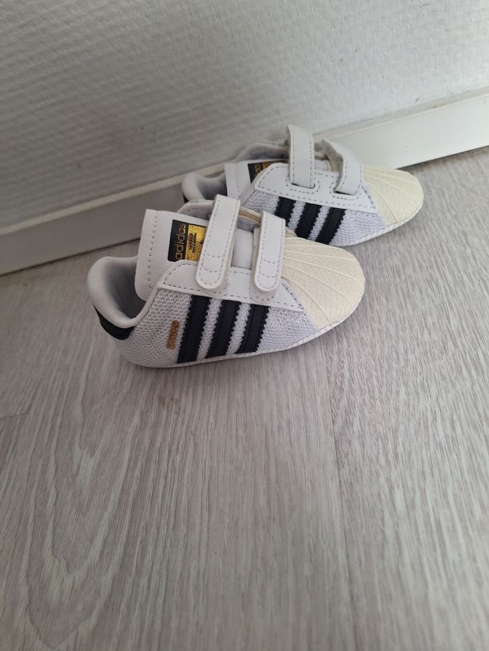 Basket chaussures chaussons bébé adidas