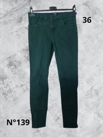 N°139 Jean vert T36. Kiabi. Taille basse, coupe slim.