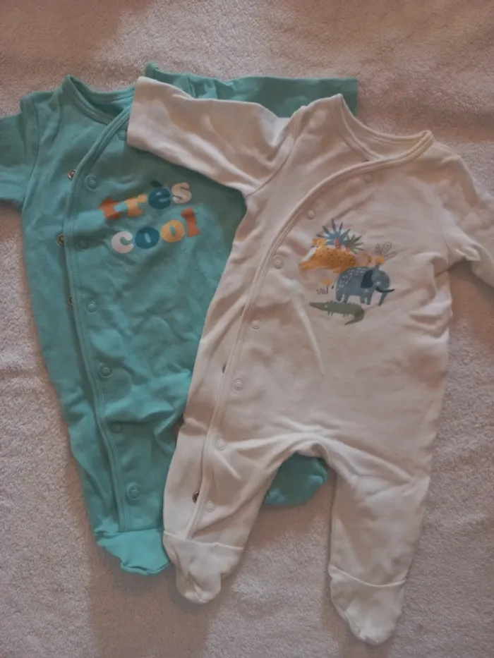 Lot 2 pyjamas taille 1 mois
