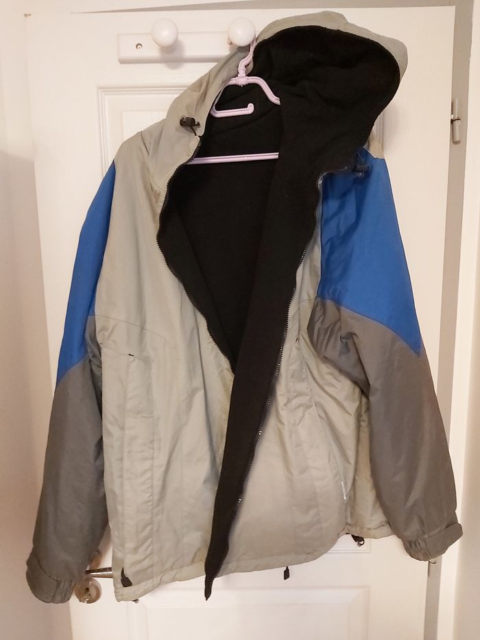 Blouson réversible noir bleu et gris à capuche