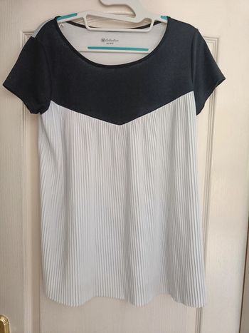 Tee shirt blanc et noir plissé très fluide