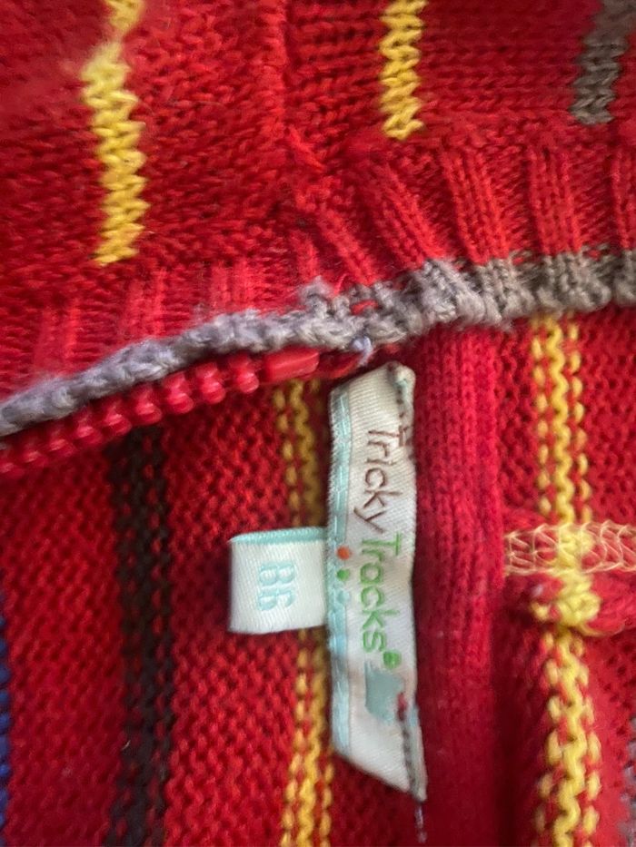 Gilet Rouge TrickyTracks doux 24 mois  très bon état - photo numéro 3