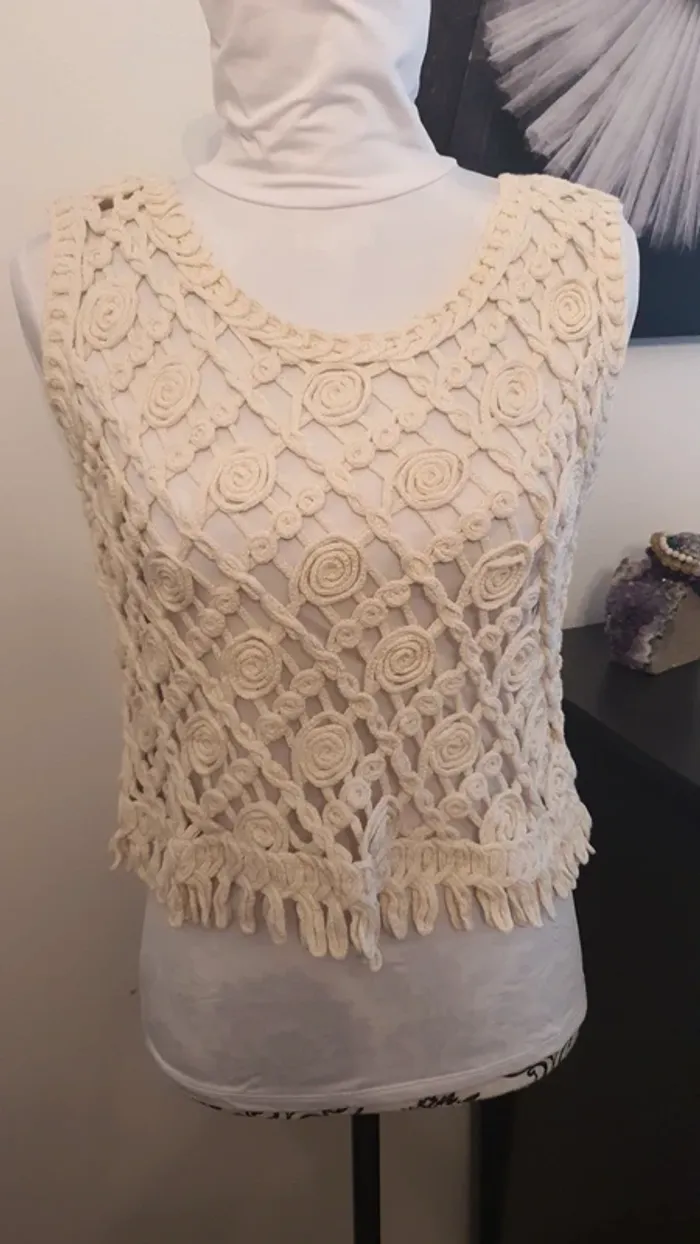 Petit pull sans manche macramé