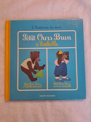 Petit ours brun s'habille