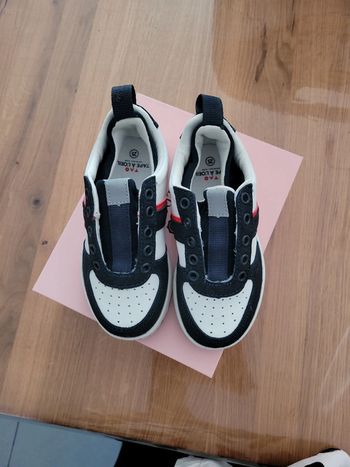 Baskets neuves pointure 25