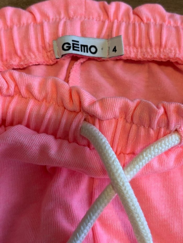 Je vend un short fille taille 4 ans très bon état - photo numéro 3