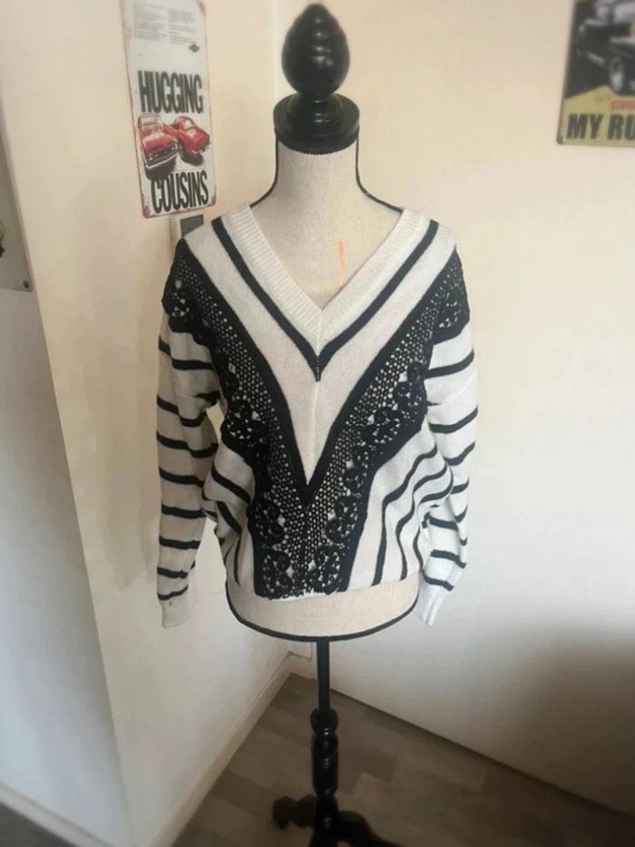 Très beau pull en V taille unique neuf