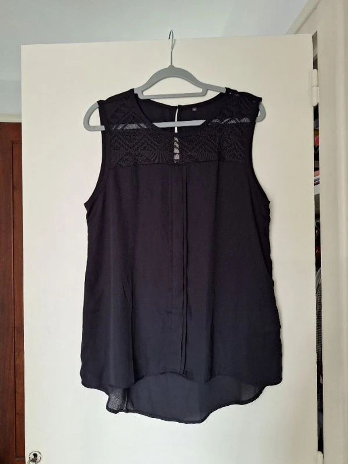 Très beau Top long noir sans manches taille M