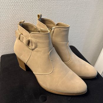 chaussures beige à talons