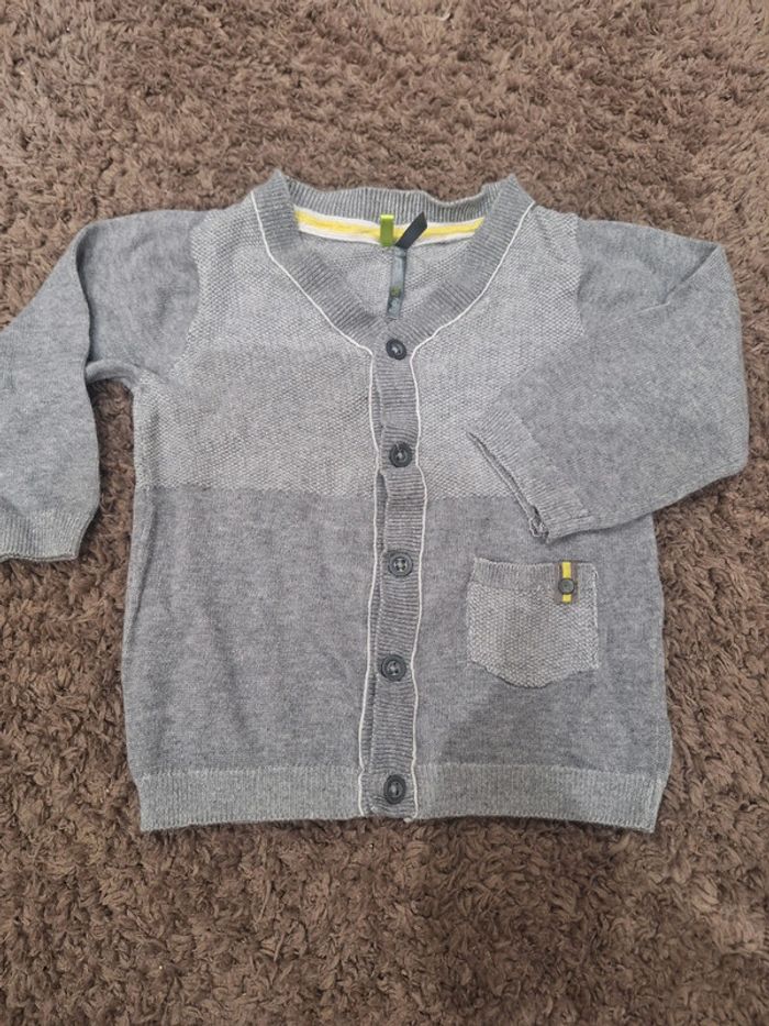 Gilet bouton taille 18 mois