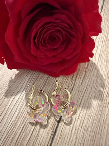 Boucles d’oreilles dorées avec fleurs transparentes à paillettes tendances (diamètre :1,6cm) 