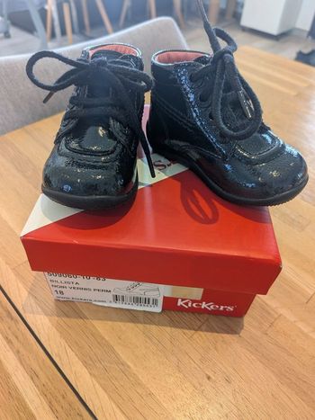 Kickers chaussures vernis noir fille en taille 18 comme neuve 