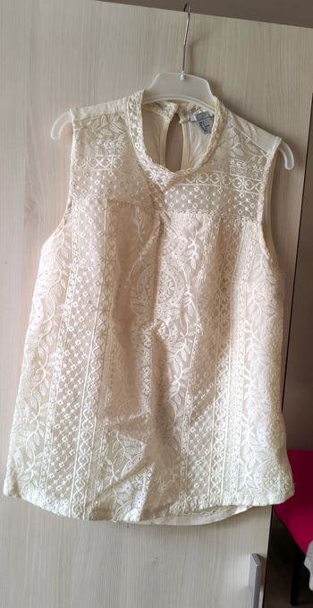 Très joli haut travaillé dentelle 