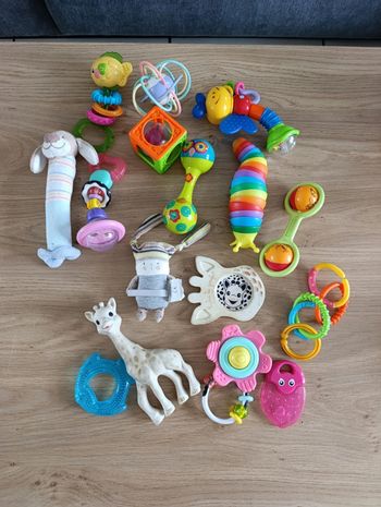 Lot de 16 jouets bébé
