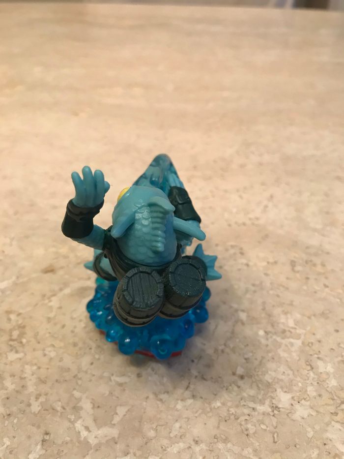 FIGURINE "SKYLANDERS TRAP TEAM - TIDAL WAVE GILL GRUNT" - photo numéro 2