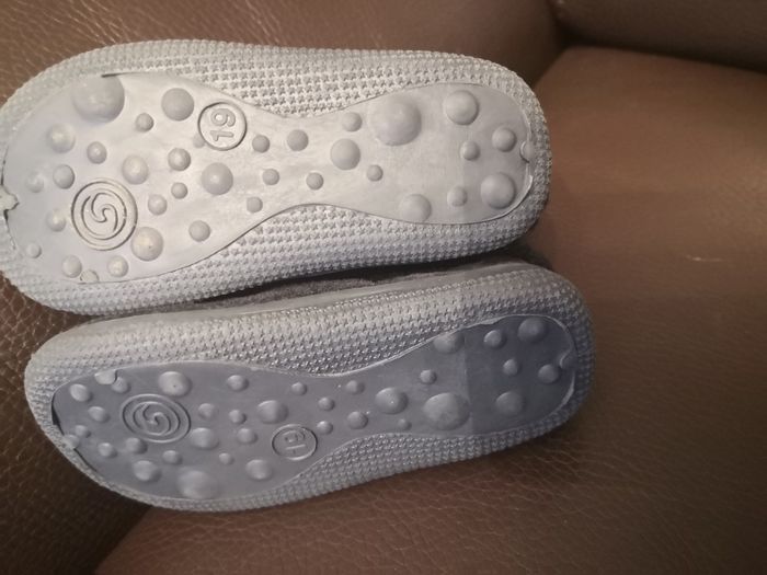 Chaussons dinausores taille 19 - photo numéro 2