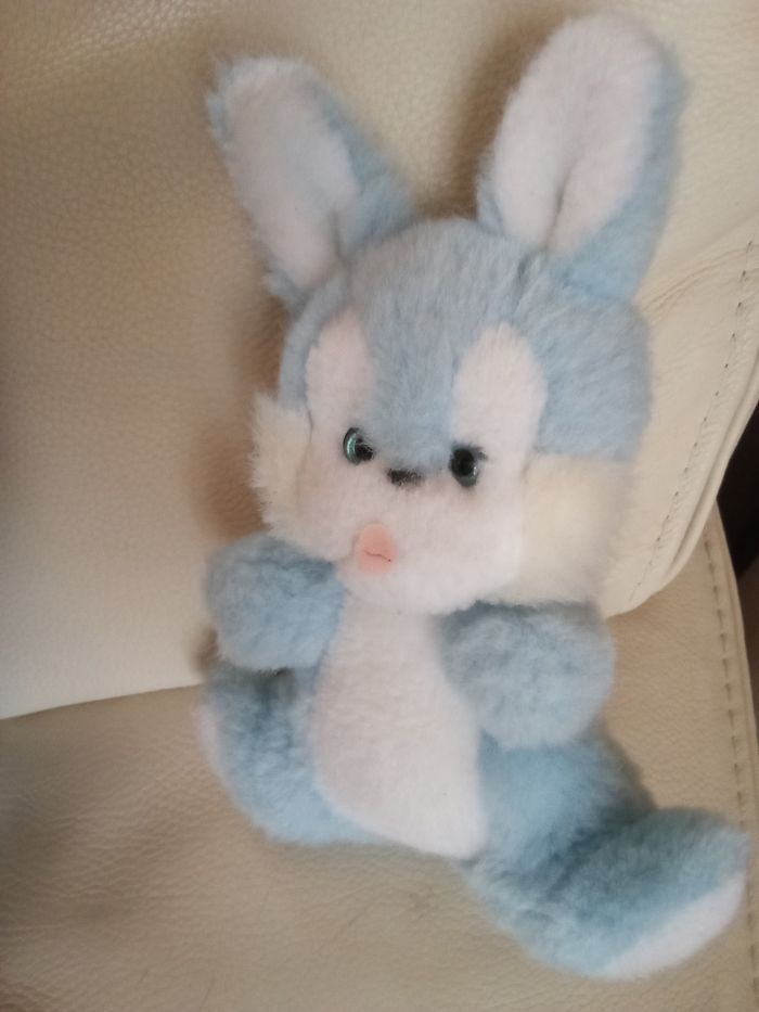 Peluche lapin bleu clair blanc assis Nounours  bicolore yeux durs plastique  nez noir bouche tissu rose clair style feutrine  ventre  blanc  vintage ancien  joli d'occasion