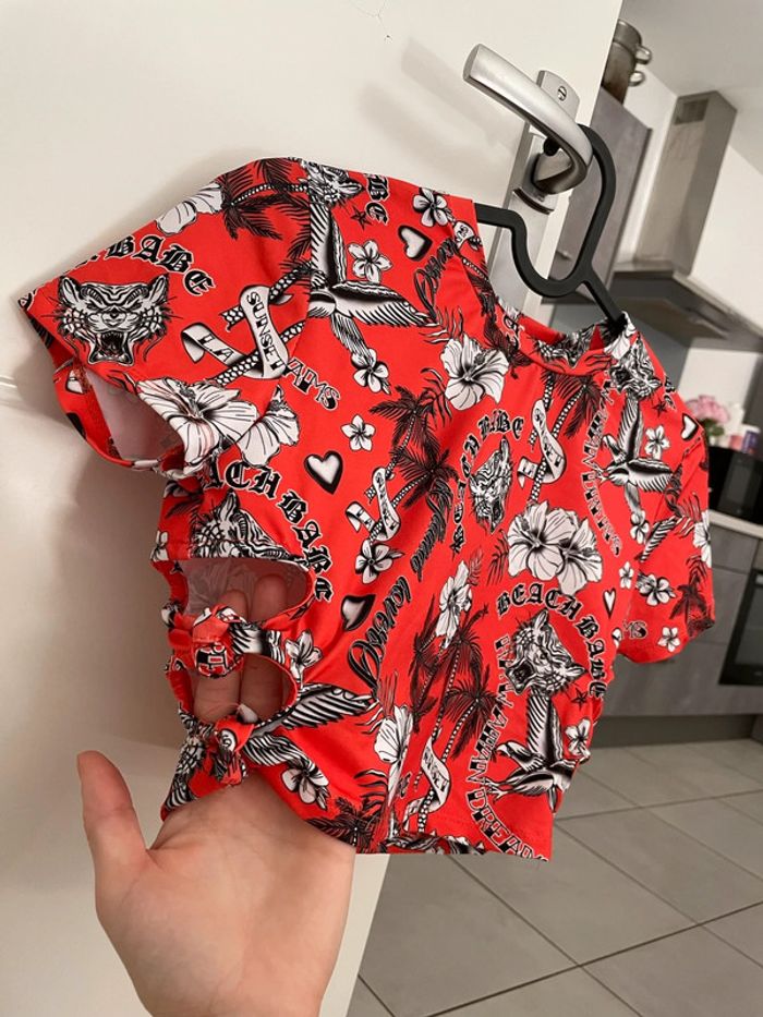 Bershka Top rouge avec ouverture sur côté