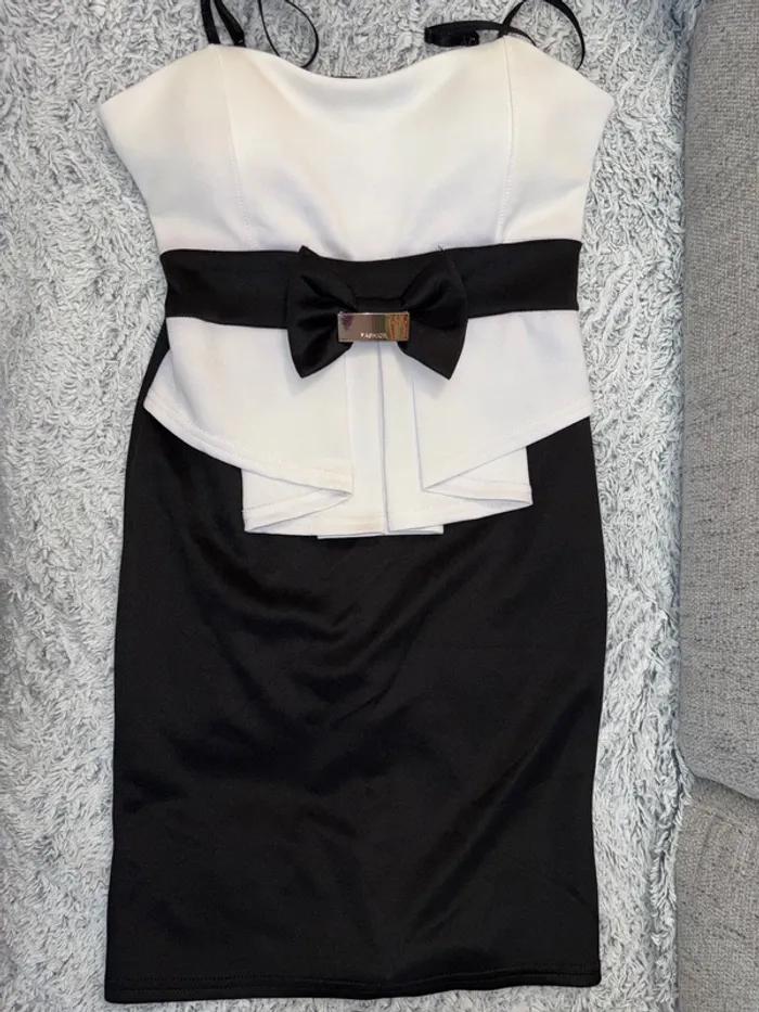 Robe courte blanche et noir, robe moulante taille unique (taille 36, 38, 40, 42) - photo numéro 5