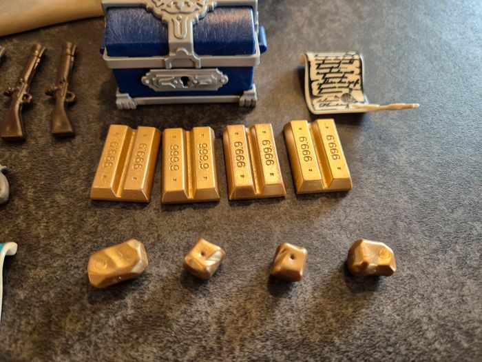 Playmobil Décor avec 3 personnages dont 1 soldat anglais et 2 pirates et accessoires armes or - photo numéro 6