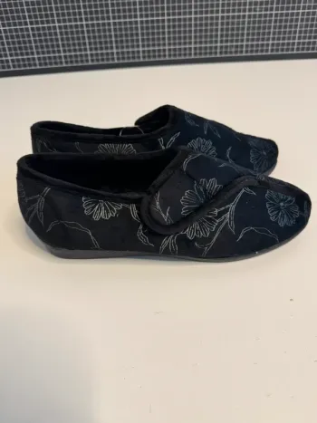 Chaussons Damart neuf taille 41 couleur noire.