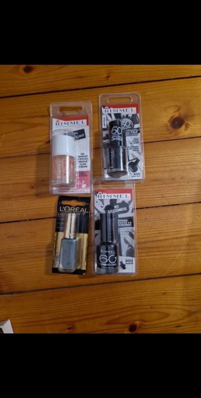 Lot de 4 vernis neufs sous blister