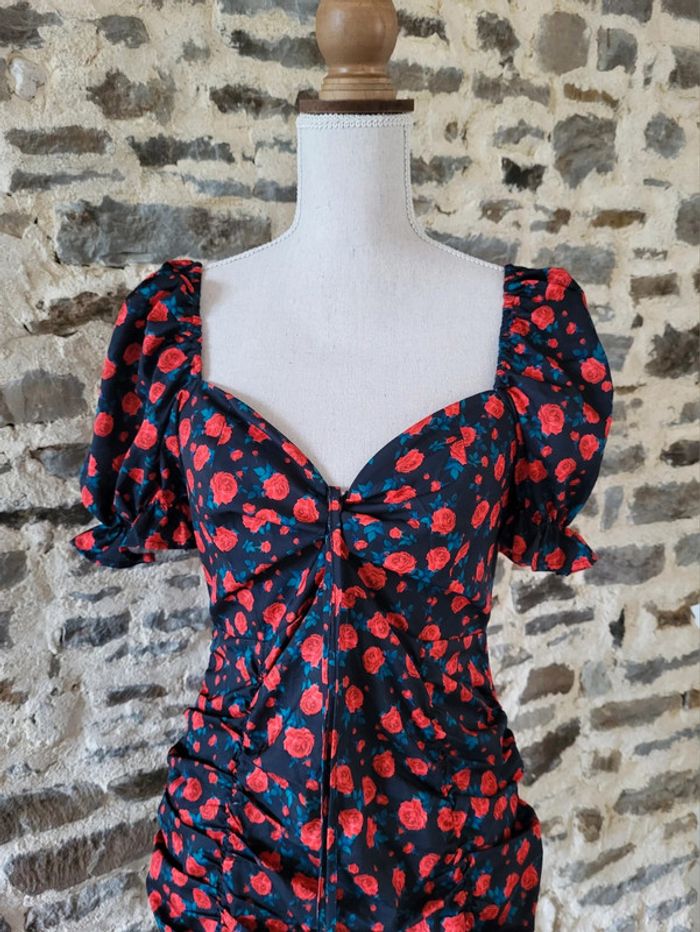 Robe de cérémonie motifs roses rouges sur fond noir manches courtes Taille 34/36 - photo numéro 2