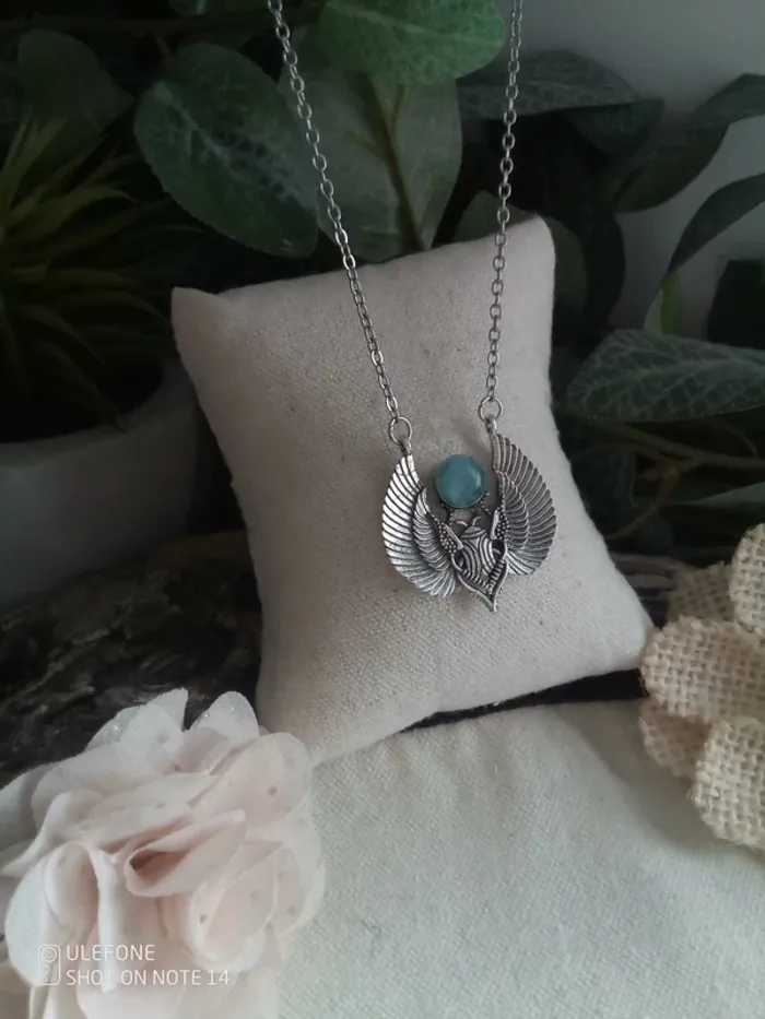 Collier scarabée argenté et pierre naturelle aigue marine