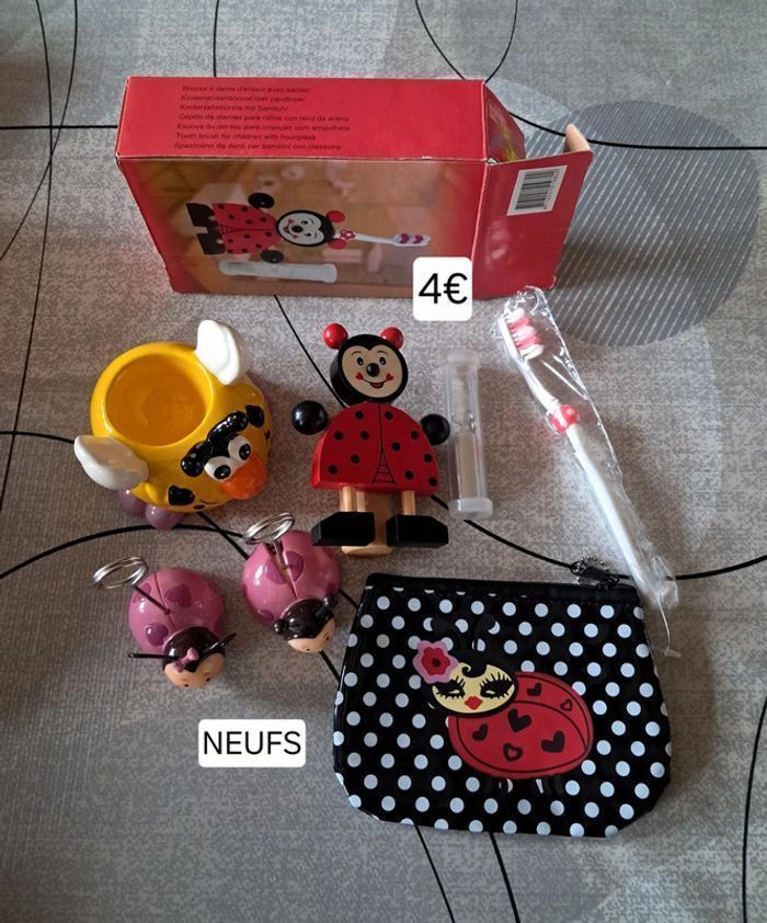 Lot accessoires NEUFS pour enfant *porte monnaie*