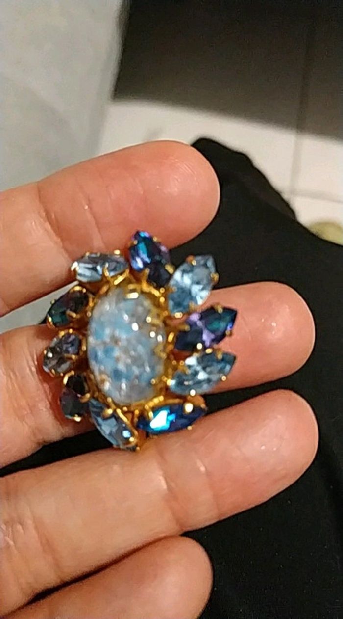 Broche ancienne vintage dorée aux pierres bleues - photo numéro 2