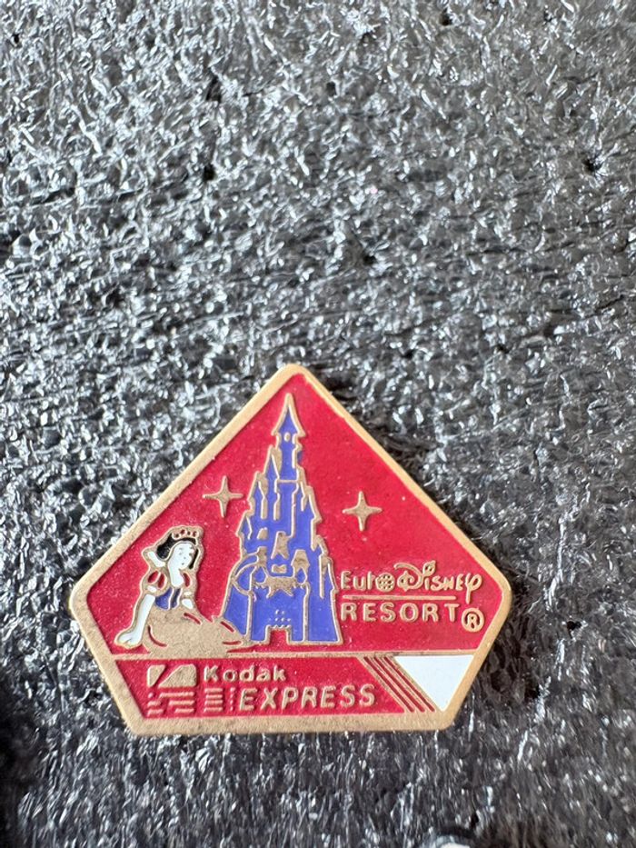 Pin’s officiel vintage Disneyland Paris - photo numéro 3