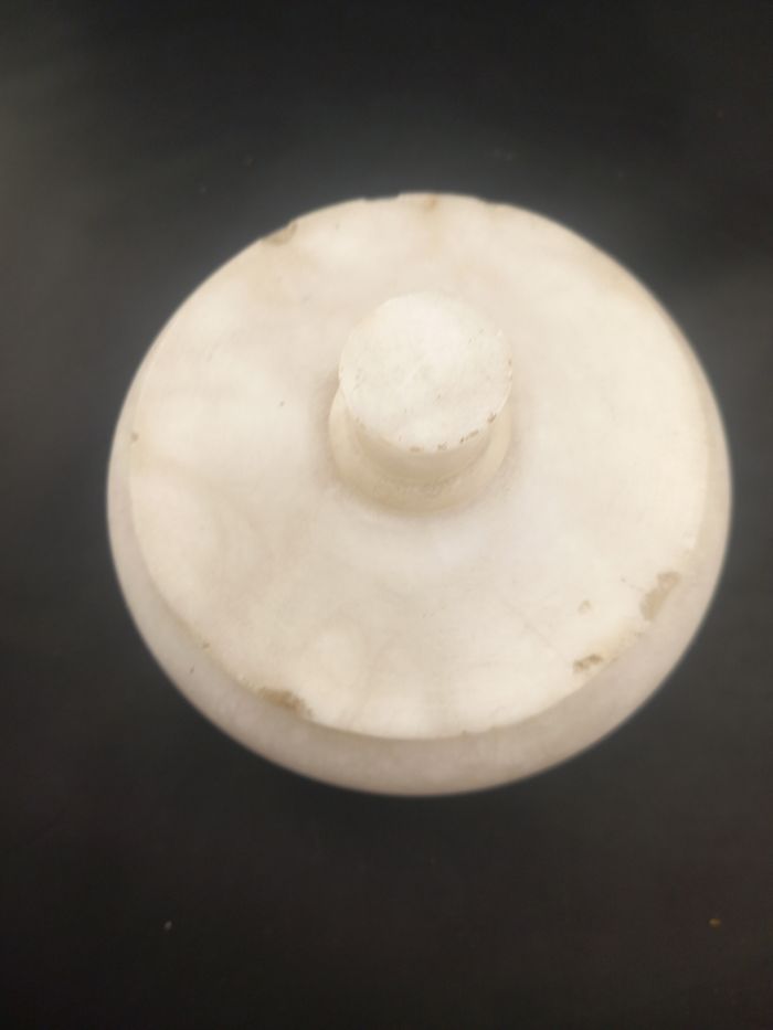 Pot avec couvercle en albatre - photo numéro 2