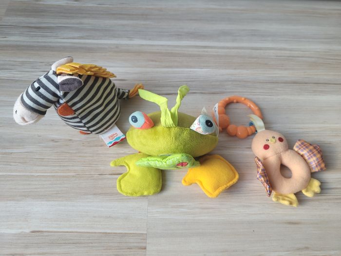 Lot de trois doudous pour bébé.