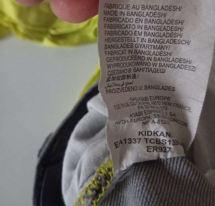 Short jean's  noir gris  , ceinture tissu  jaune. 5 ans . Poches . Revers . Très bon état. - photo numéro 10
