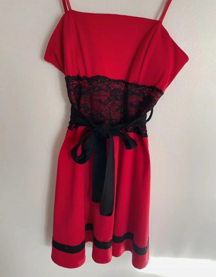 Robe rouge ceinturée avec dentelle