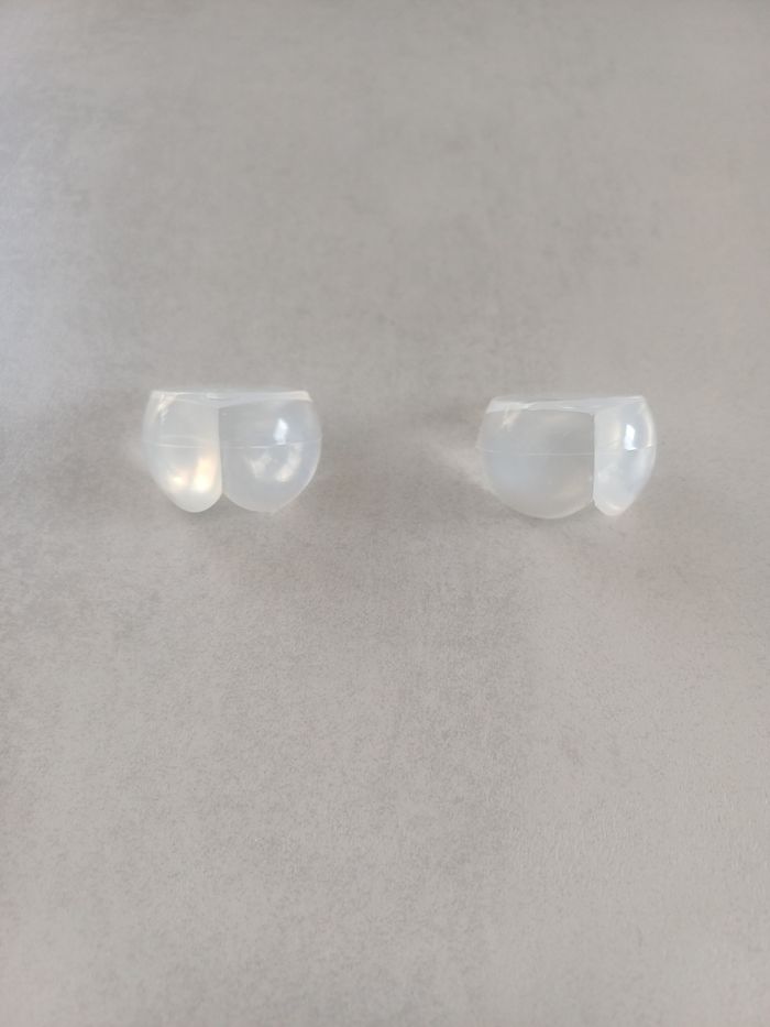 2 coins de table en plastique transparent, neufs - photo numéro 2