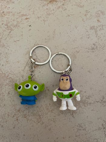 2 figurines porte clés Toy Story (Alien et Buzz)
