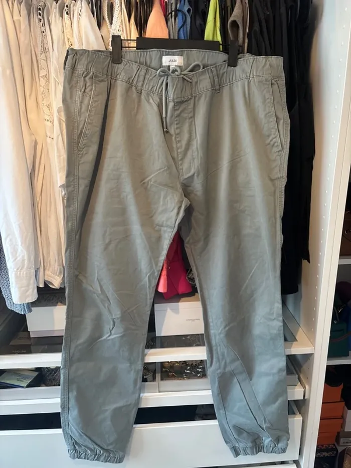 Chino gris