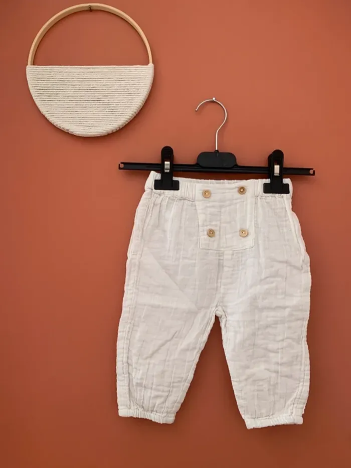 📌 Pantalon bébé en gaze de coton blanc – 9 mois (71 cm)