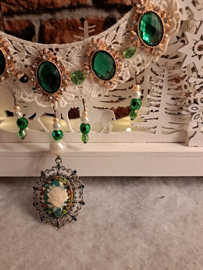 Collier magnifique strass vert dentelle et pendentif camé - photo numéro 4