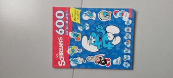 Les schtroumpfs 600 autocollants avec 32 pages de jeux