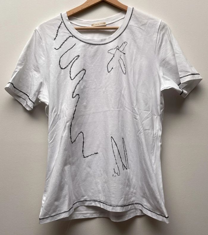 Teeshirt manches courtes blanc avec broderies noires et motifs gris