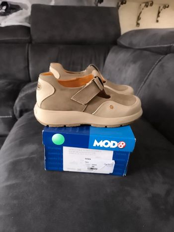 Chaussures ouverte a scratch neuves