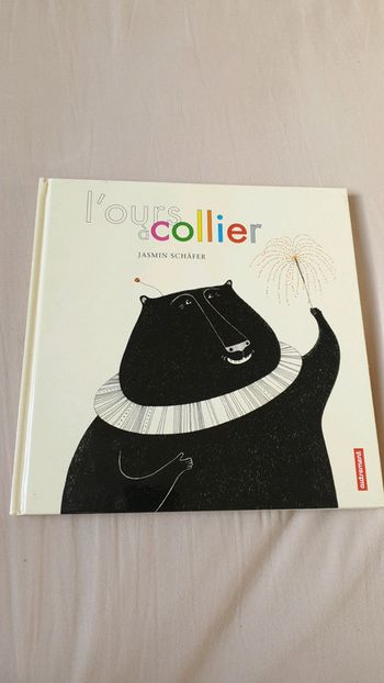 L ours a collier