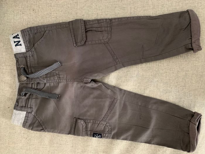 Très joli pantalon style cargo de marque Gémo taille 18 mois garçon