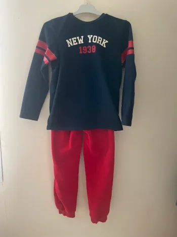 Ensemble de pyjama rouge et bleu de la marque NPO Junior